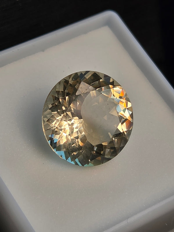 7.75 ct Yellow Labradorite — Round